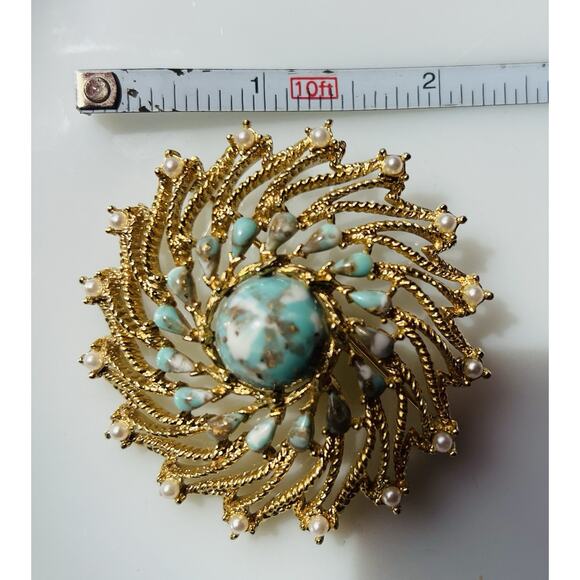 Vintage 1972 SARAH COVENTRY signed gold tone “Azure Skies” round Brooch - Picture 3 of 6